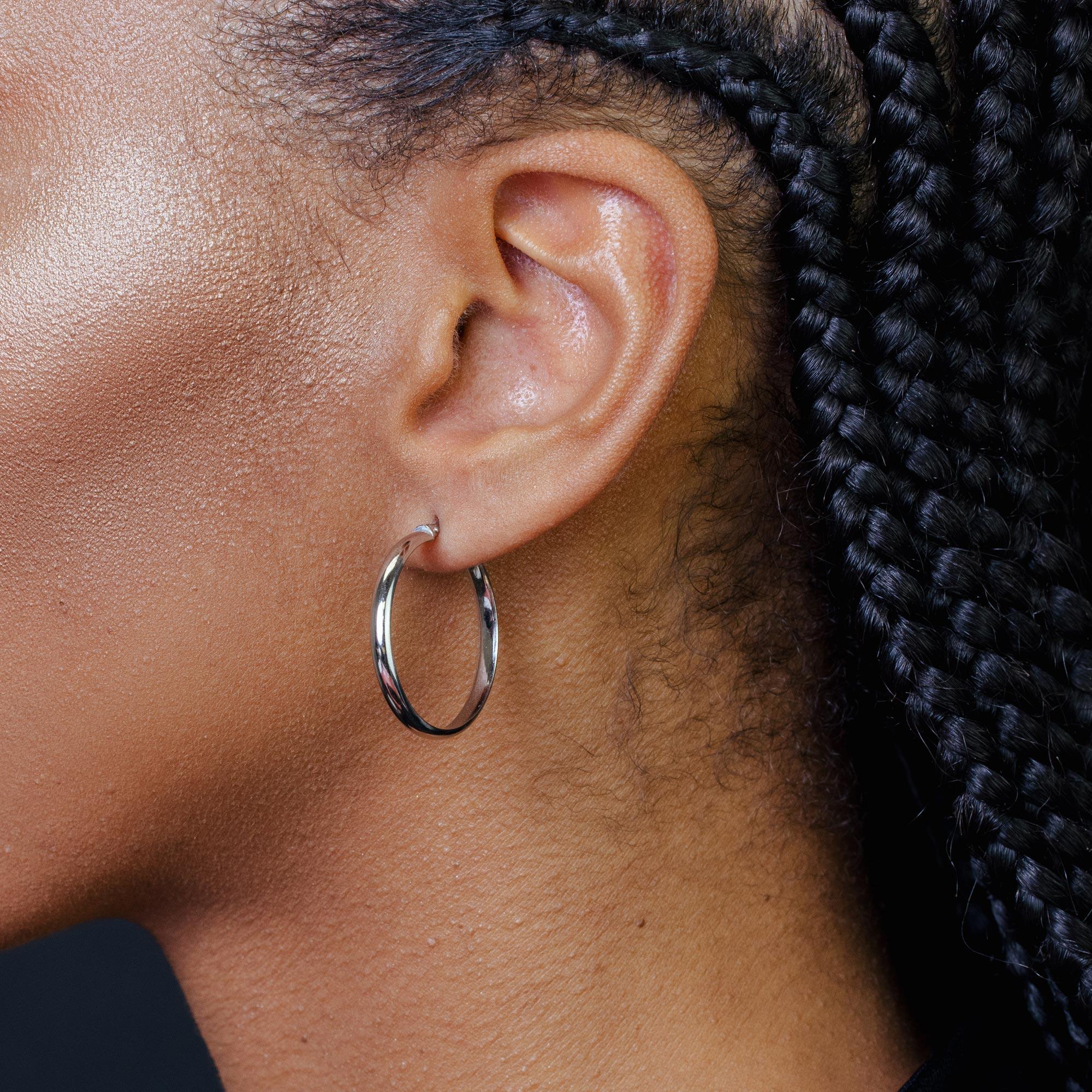 Pendiente de aro de plata de ley 925 rodiada con cúpula de 3,5 mm - ARE00027RH