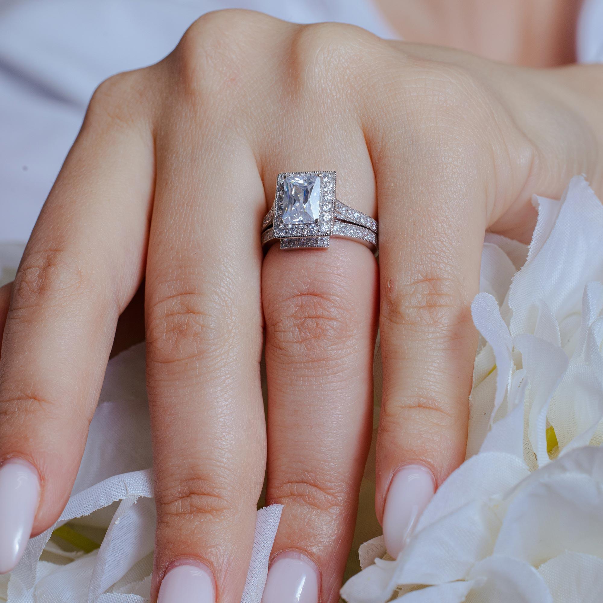 Anillo nupcial cuadrado de plata de ley 925 rodiada con circonitas cúbicas transparentes - BGR00198