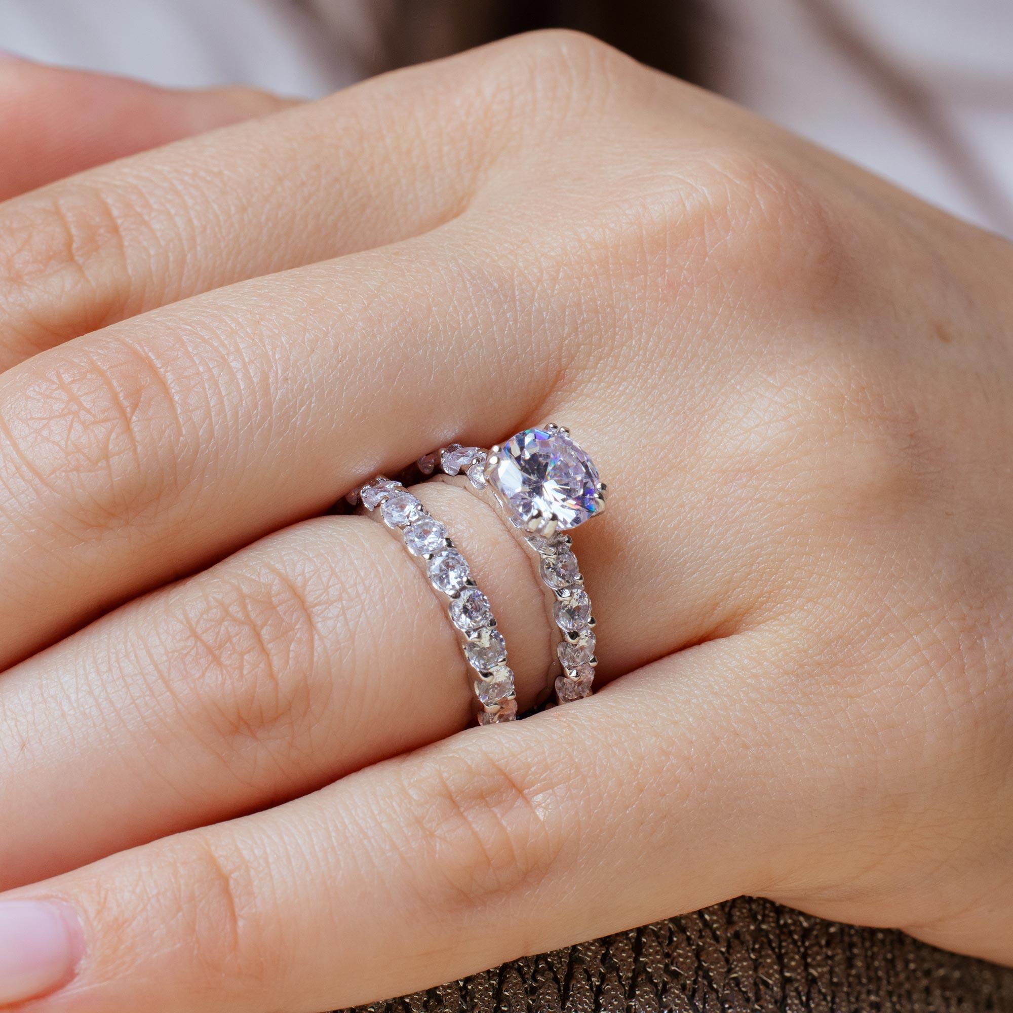 Anillo nupcial de plata de ley 925 rodiada con circonita cúbica transparente en el centro - BGR00212