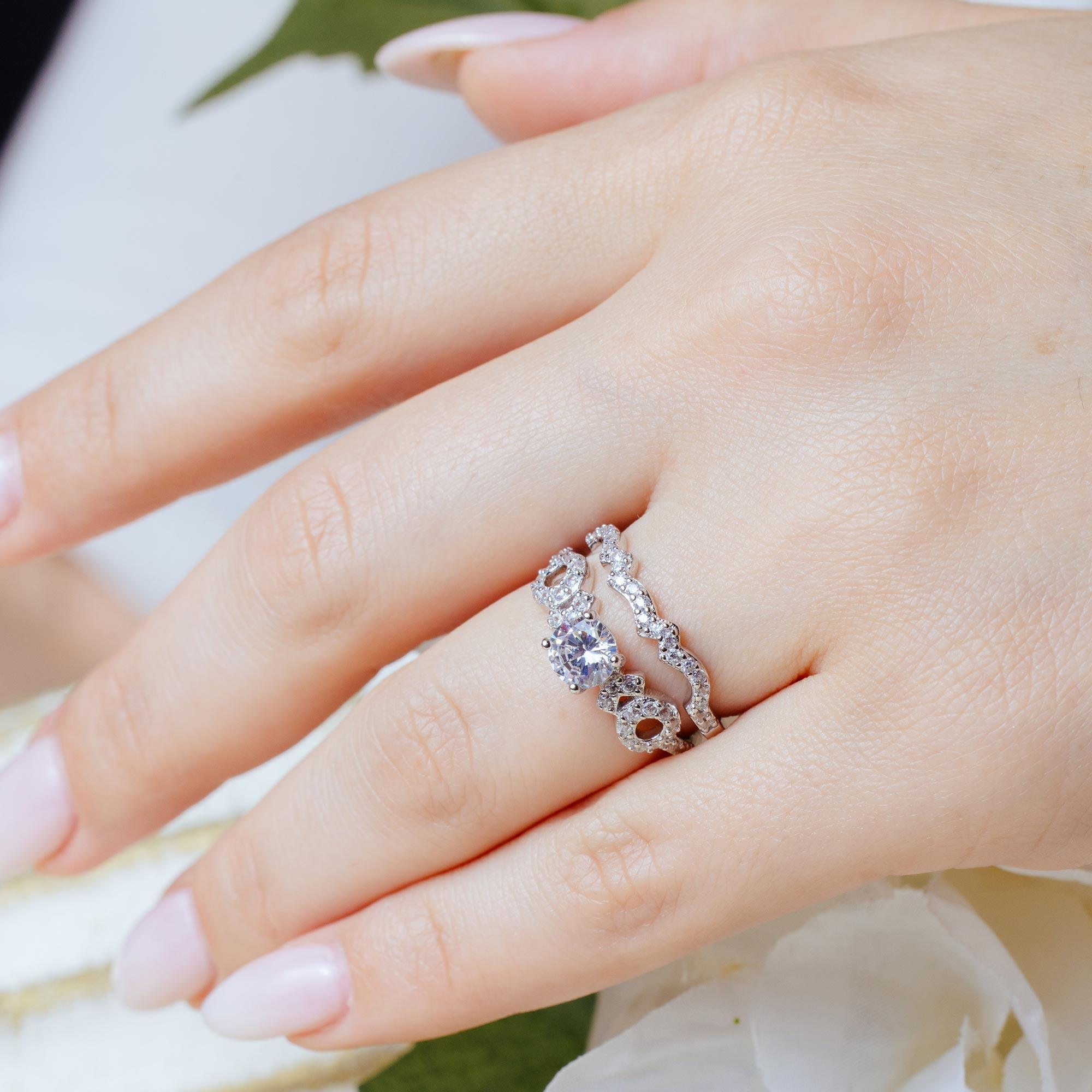 Conjunto de anillo de compromiso nupcial con circonita central redonda transparente chapada en rodio de plata 925 - BGR00590