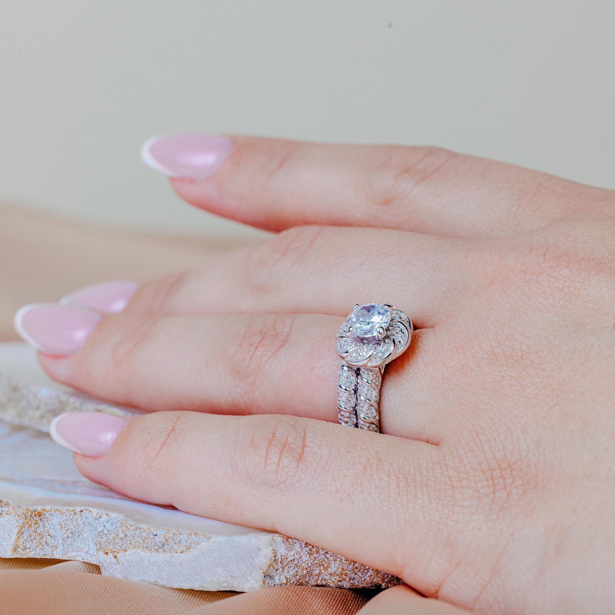 Juego de anillos de compromiso con flor de circonita cúbica central cuadrada transparente con micropavé chapado en rodio de plata 925 - BGR00712