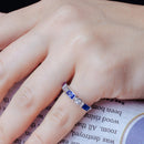 Anillo de plata de ley 925 rodiada con circonitas azules rectangulares y redondas transparentes alternadas - BGR01111BLU