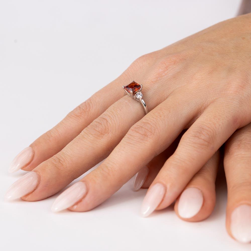 Anillo de plata de ley 925 rodiada con circonita roja central - BGR01138RED