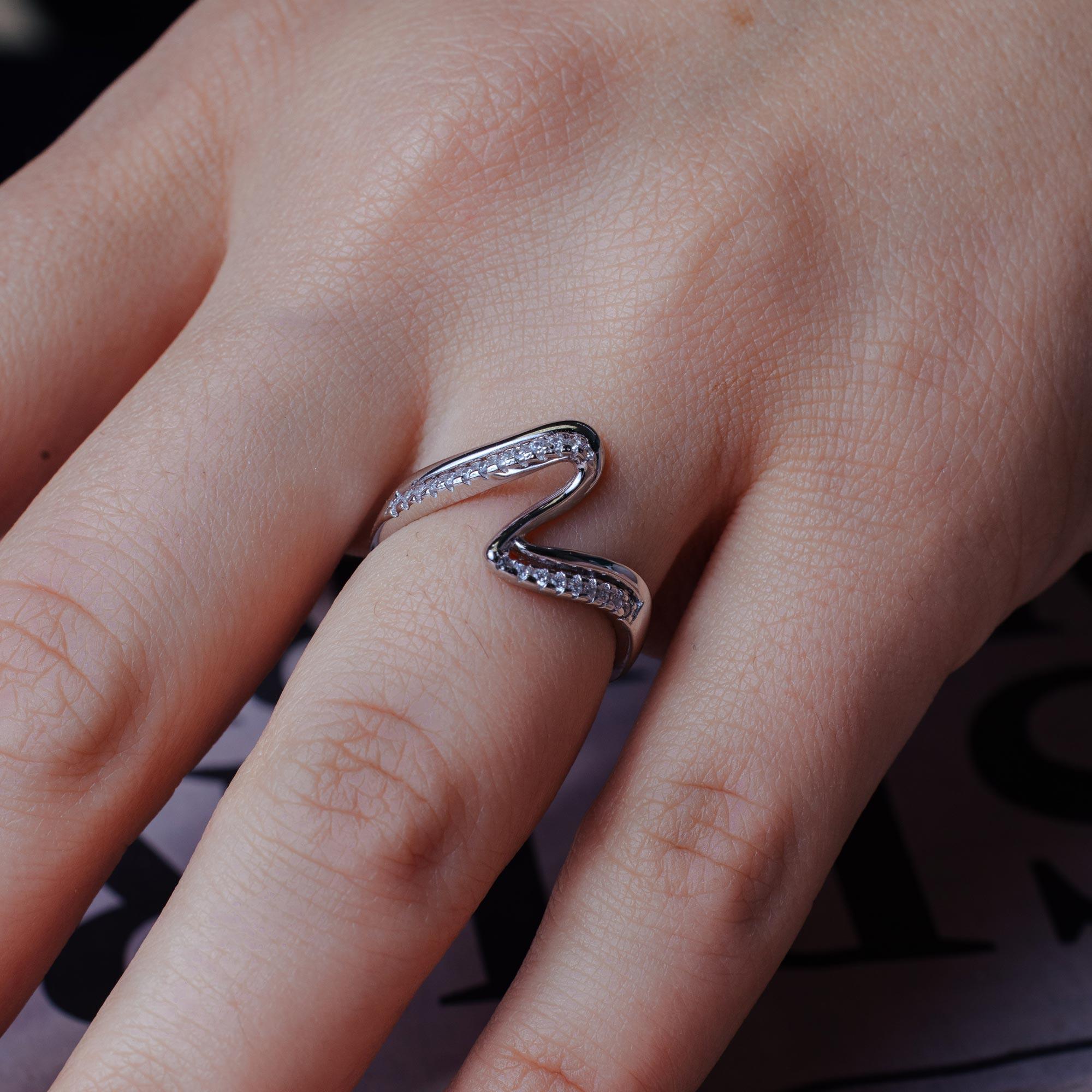 Anillo de plata de ley 925 rodiada con circonitas cúbicas de doble onda - BGR01174