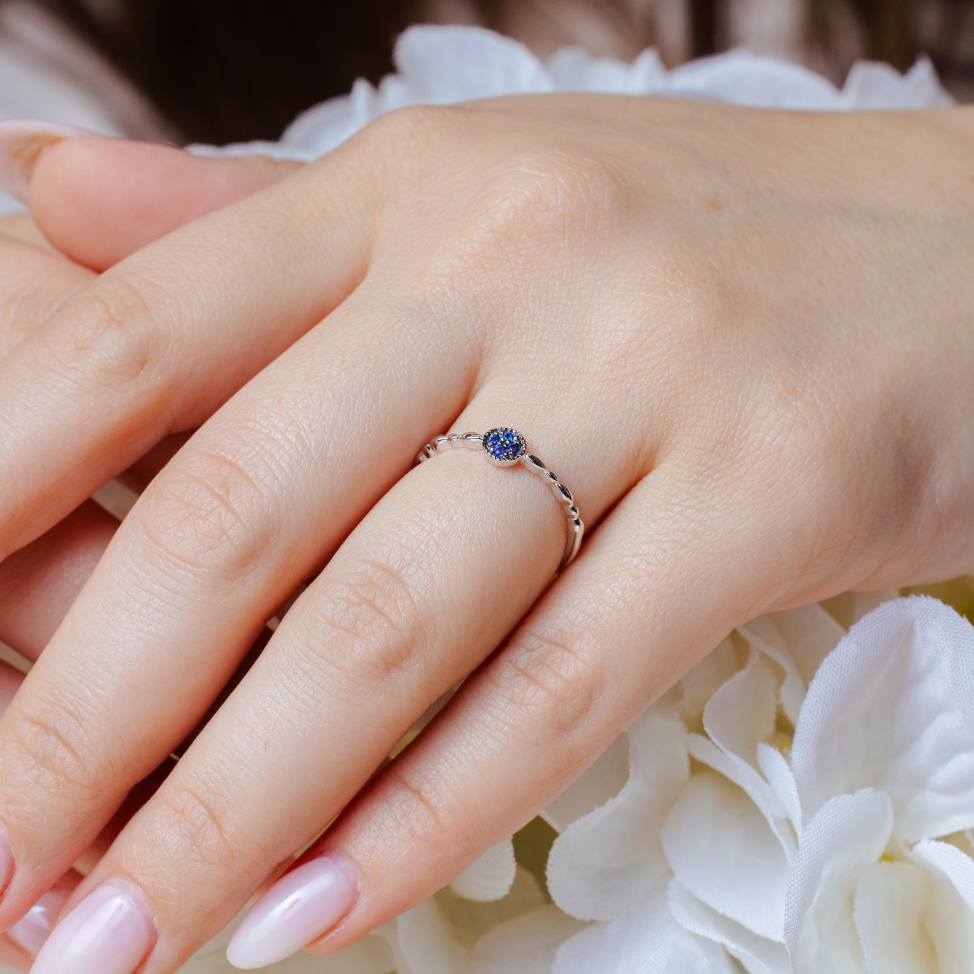 Anillo redondo de plata de ley 925 rodiada con 4 circonitas azules - BGR01228BLU