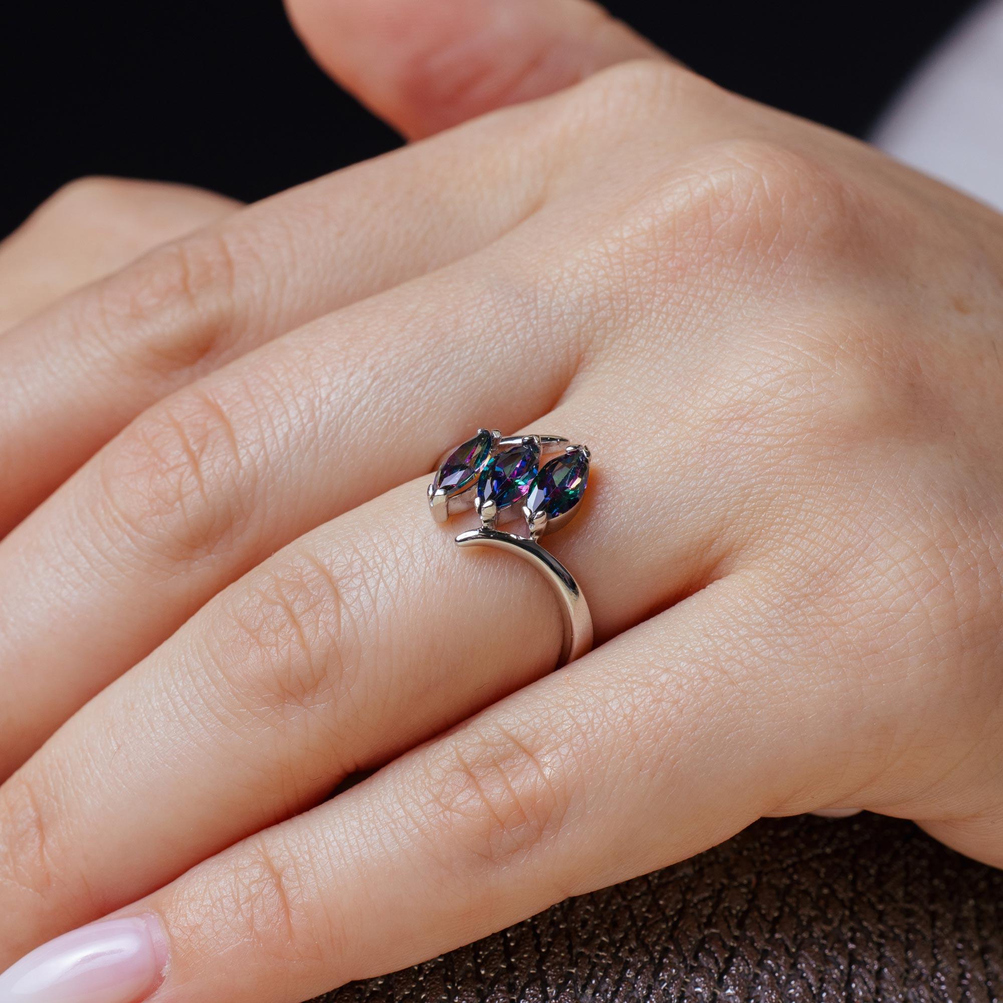 Anillo de plata de ley 925 rodiada con tres topacios místicos ovalados y circonitas - BGR01260