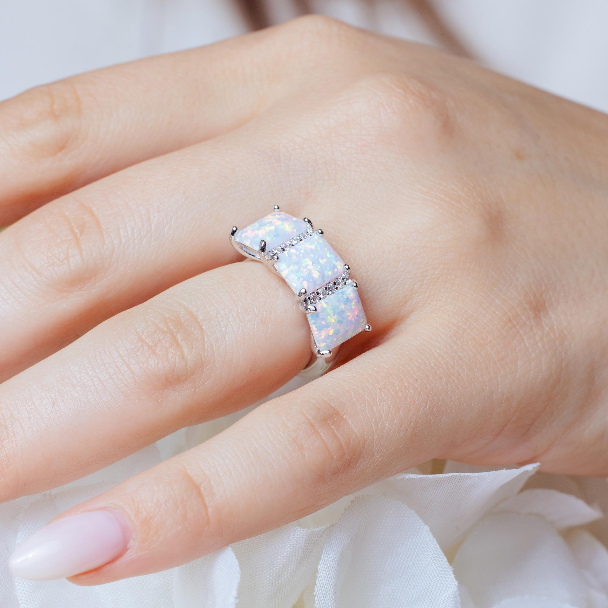 Anillo de plata de ley 925 rodiada con circonita cúbica y ópalo sintético triple cuadrado - BGR01305