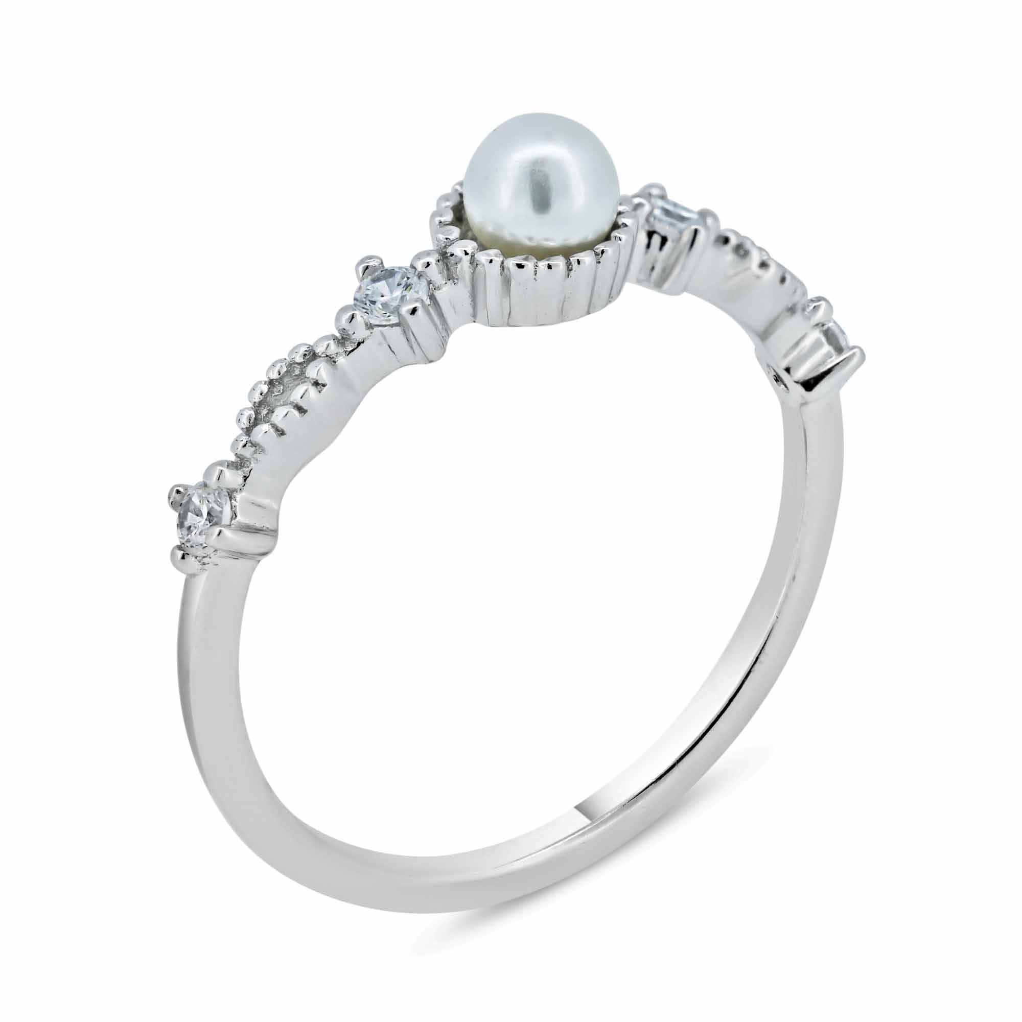 Anillo de plata de ley 925 rodiada con centro de perla sintética y circonita cúbica transparente - BGR01357
