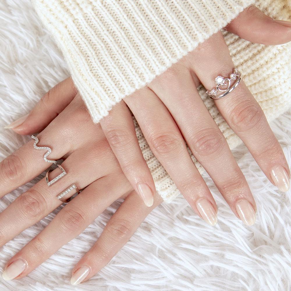 Anillo de plata 925 chapado en rodio con circonita cúbica en forma de V y puños - GMR00044