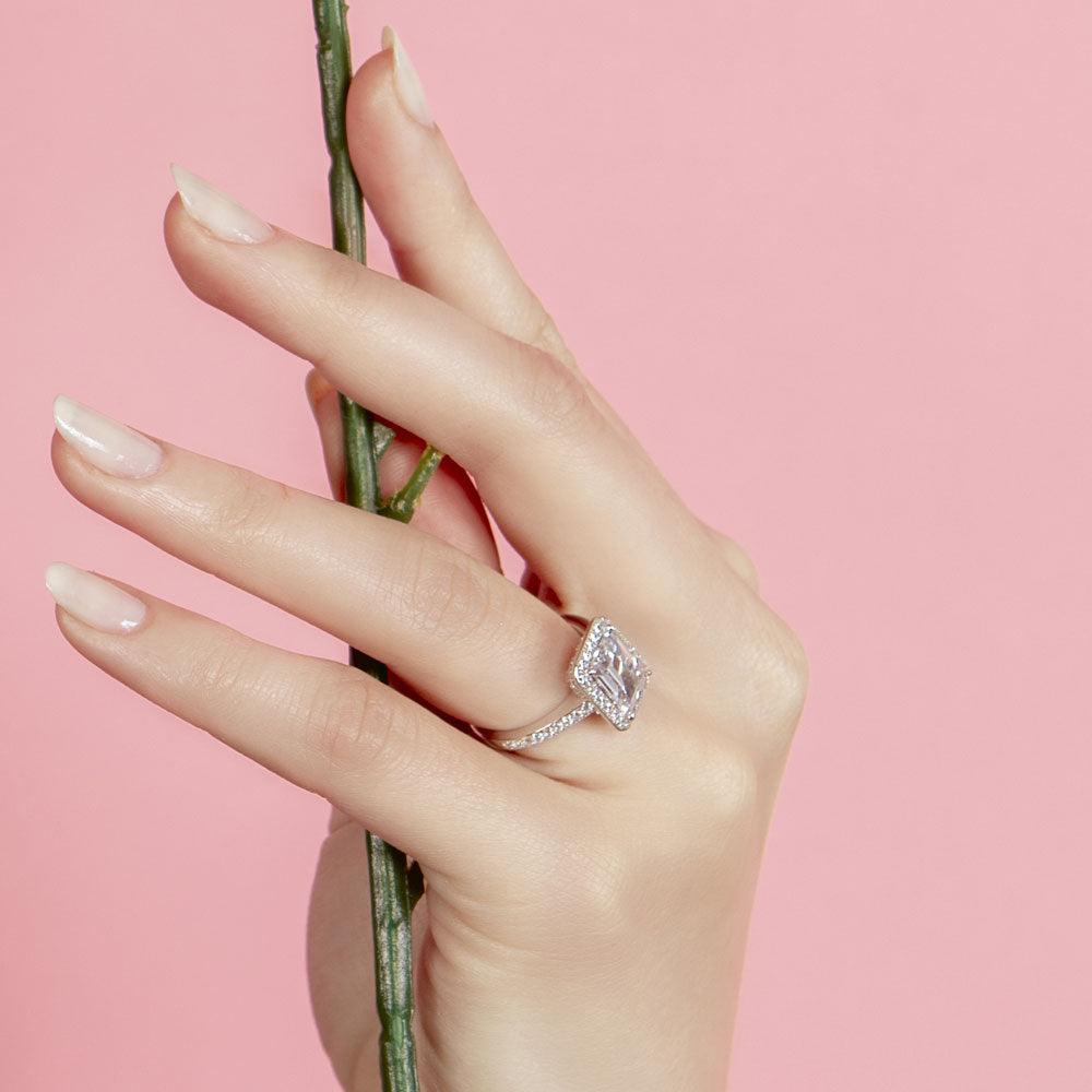 Anillo con halo de talla esmeralda chapado en rodio en plata 925 - GMR00082