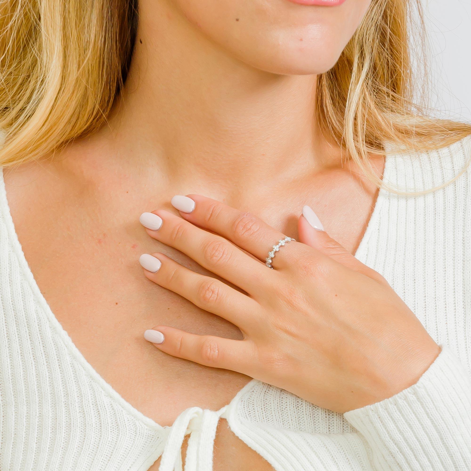 Silver 925 Rhodium Plated Clover Band with Clear CZ Stones - GMR00129W