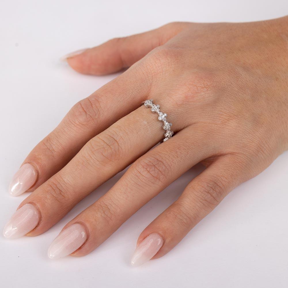 Banda de trébol chapada en rodio de plata 925 con piedras CZ transparentes - GMR00129W