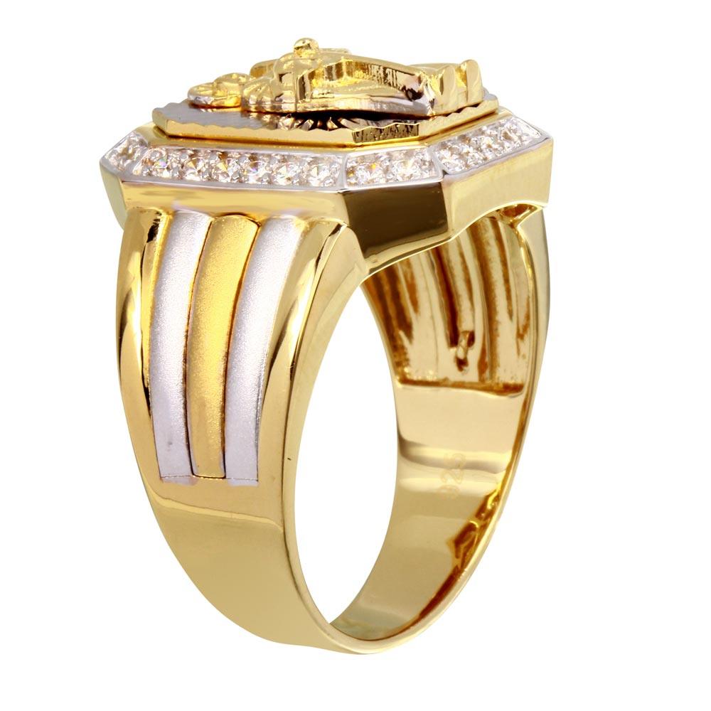 Anello In Oro Giallo 18 Kt 750/1000 Modello Quadrato Con Stemma E Decorazioni Laterali Da Uomo Anello In Oro Giallo 18 Kt 750/1000 Modello Quadrato Con Stemma E Decorazioni Laterali Da Uomo