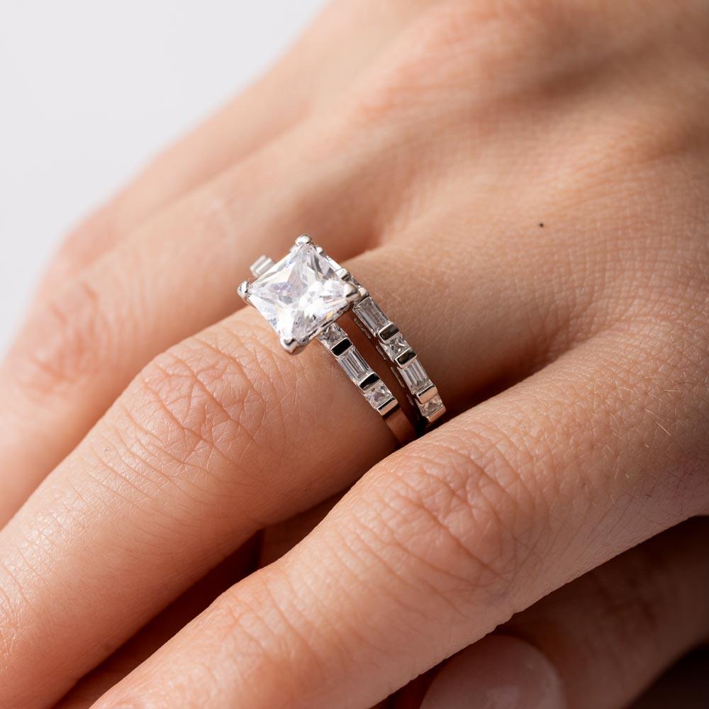 Anillo de compromiso de talla princesa con baño de rodio en plata