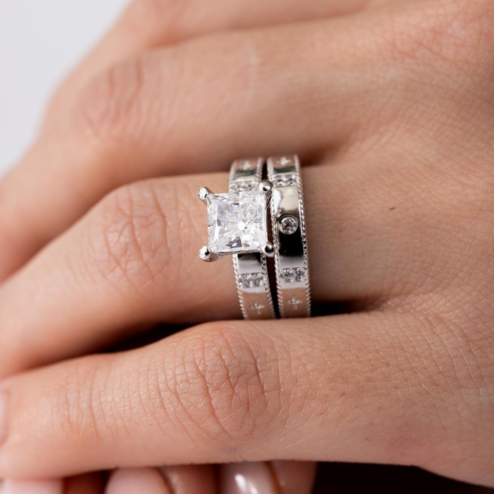 Anillo de plata de ley 925 rodiada con diseño de cruz de circonitas cuadradas - GMR00285