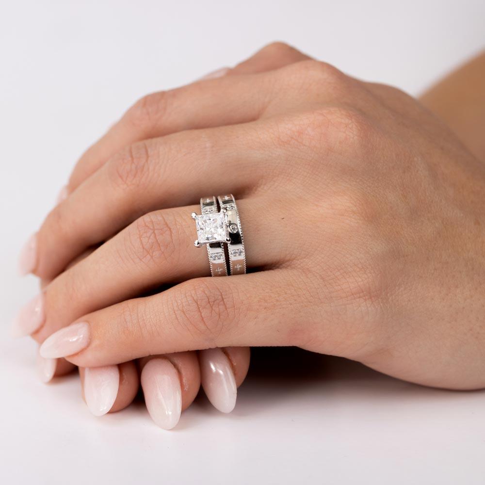 Anillo de plata de ley 925 rodiada con diseño de cruz de circonitas cuadradas - GMR00285