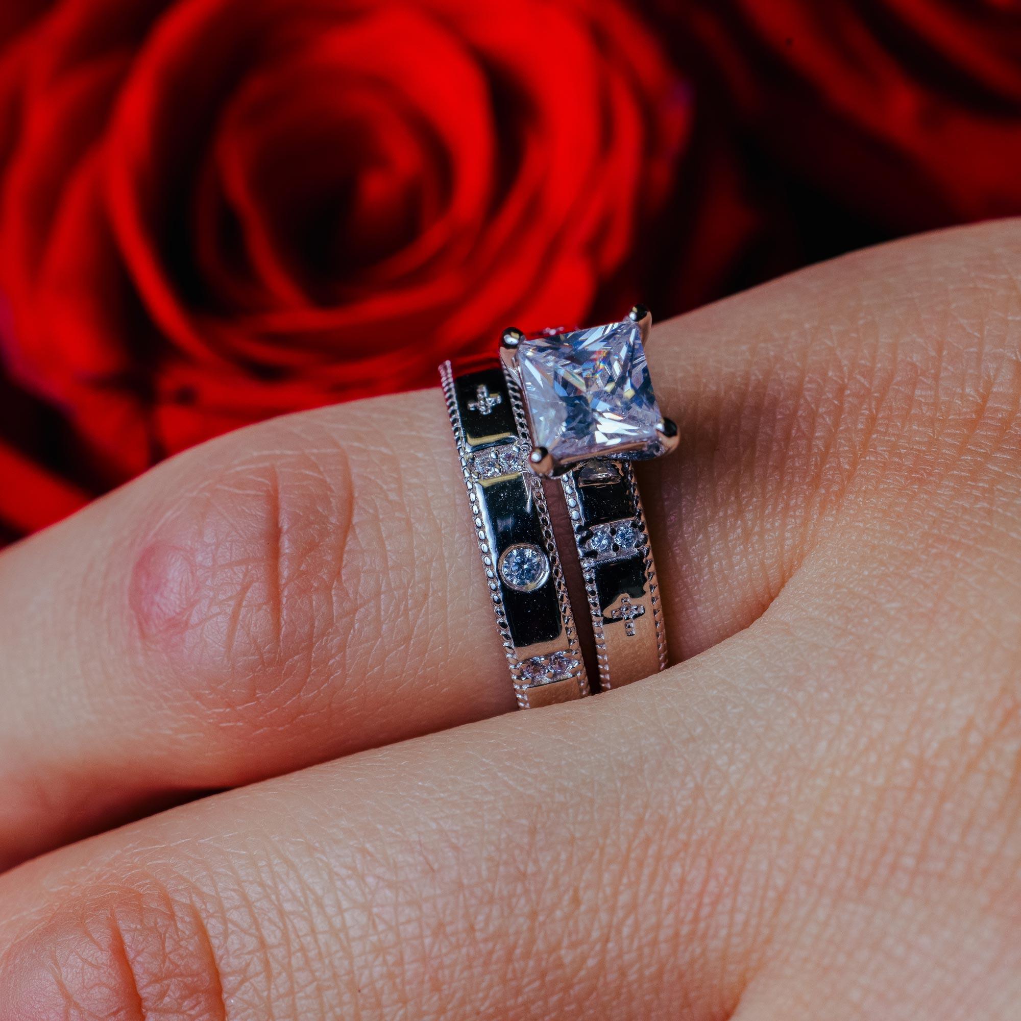 Anillo de plata de ley 925 rodiada con diseño de cruz de circonitas cuadradas - GMR00285