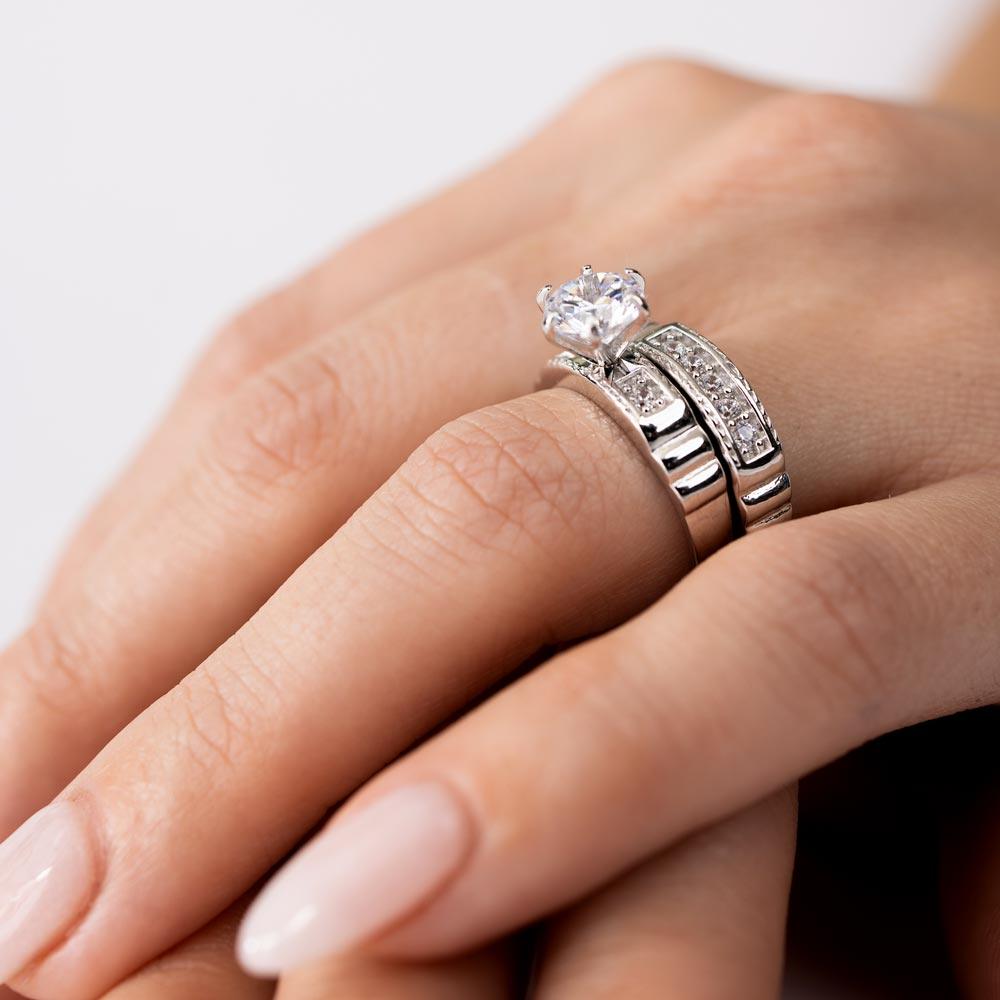 Anillo de tres circonitas redondas en plata de ley 925 rodiada - GMR00287