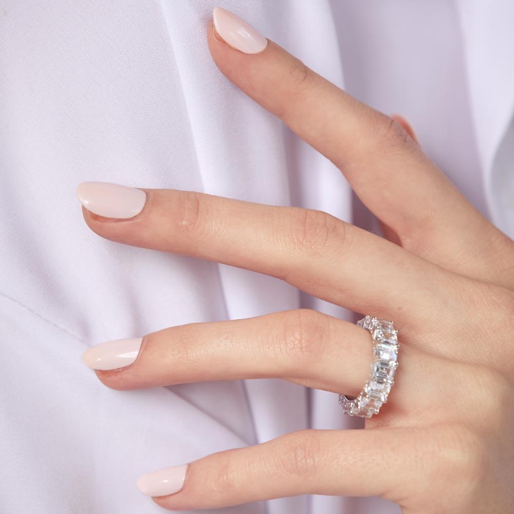 Anillo de eternidad de plata de ley 925 con circonita cúbica de corte esmeralda - GMR00289