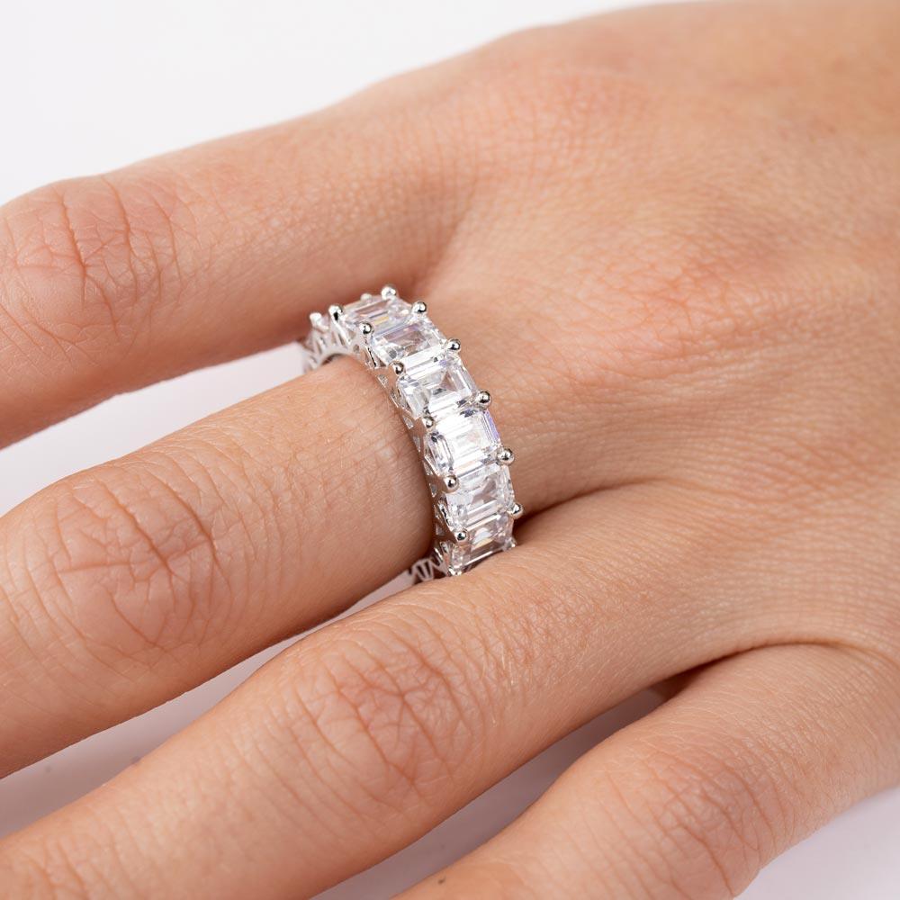 Anillo de eternidad de plata de ley 925 con circonita cúbica de corte esmeralda - GMR00289