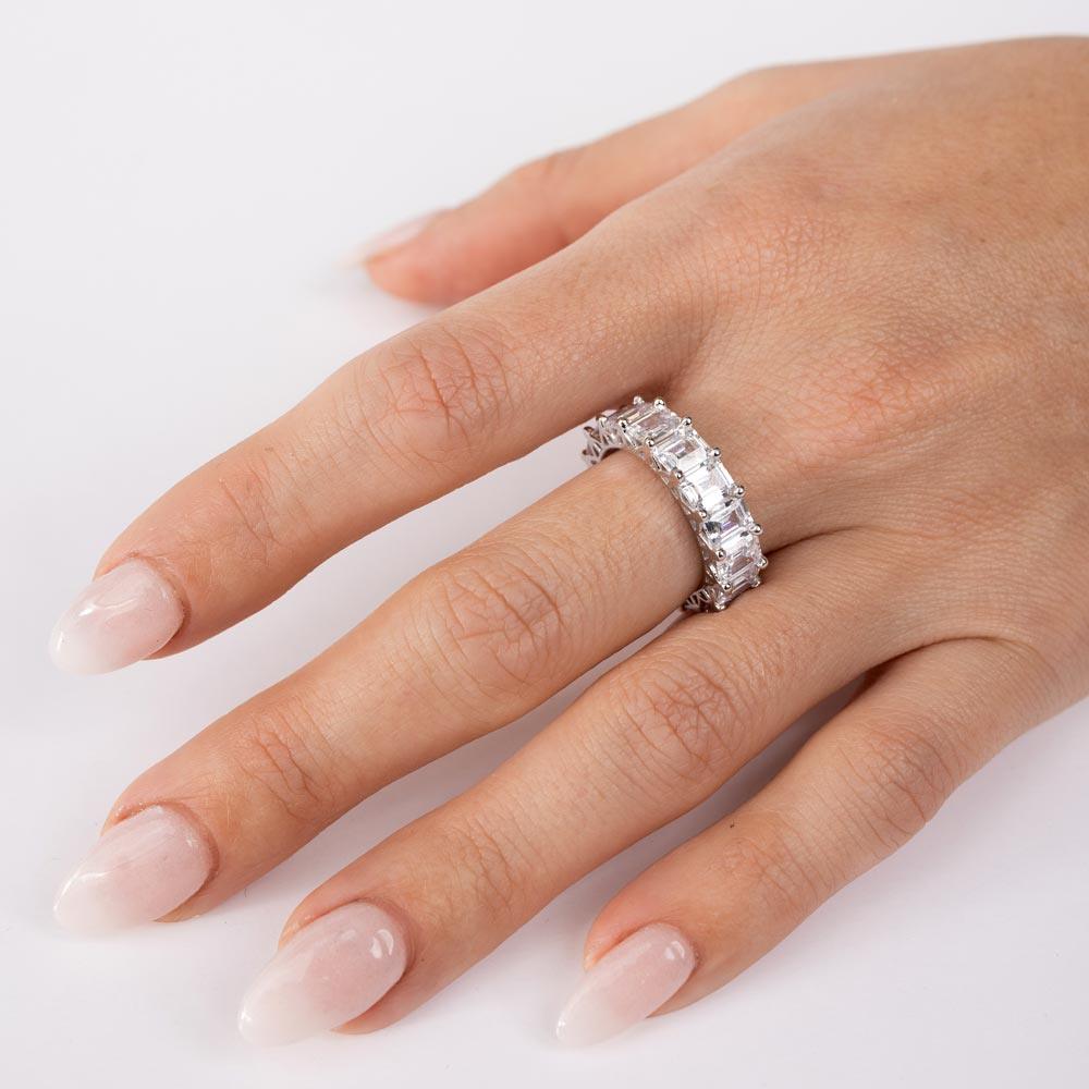 Anillo de eternidad de plata de ley 925 con circonita cúbica de corte esmeralda - GMR00289