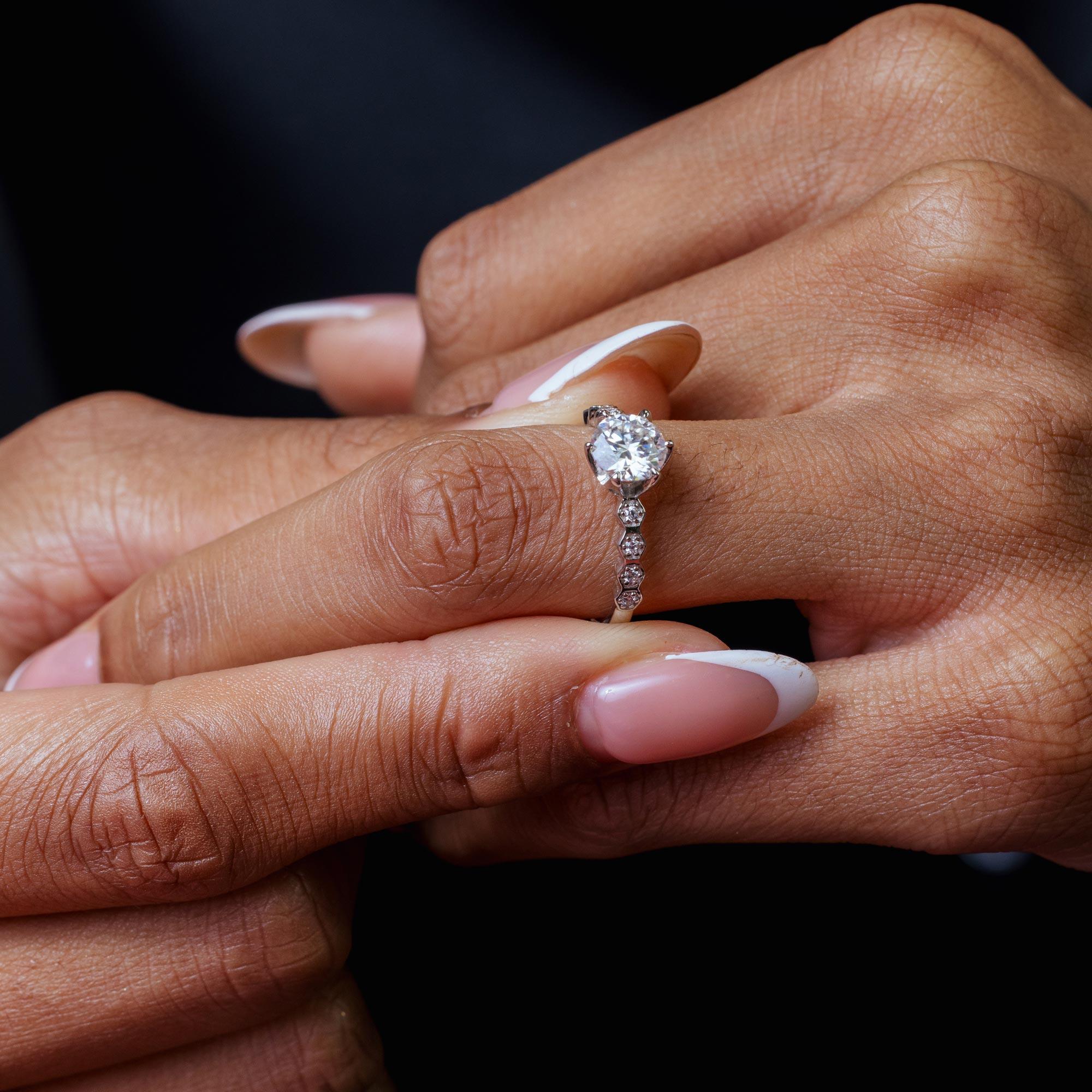 Anillo de moissanita redonda de 1 quilate y circonita cúbica transparente en plata de ley 925 rodiada - MBGR00005