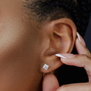 Pendiente cuadrado de plata de ley 925 rodiada con piedra de moissanita y cierre a presión - MGME00009