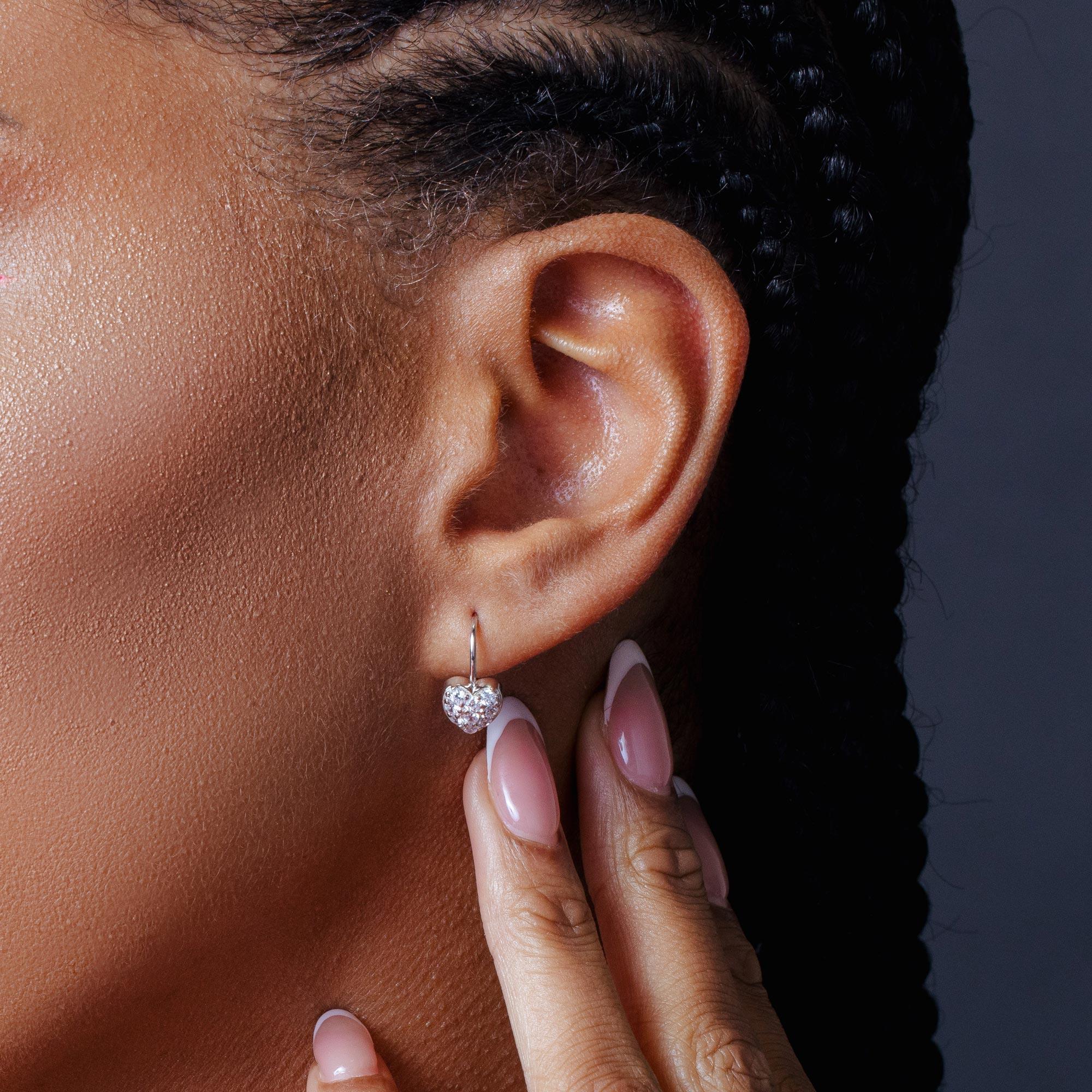 Pendientes de aro con circonita cúbica y corazón chapado en rodio en plata 925 - STE00624