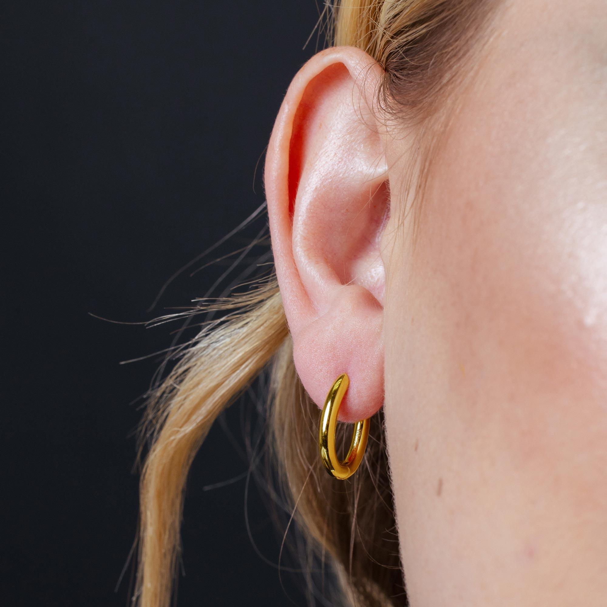 Pendiente de aro ovalado de plata de ley bañado en oro - STE01356GP