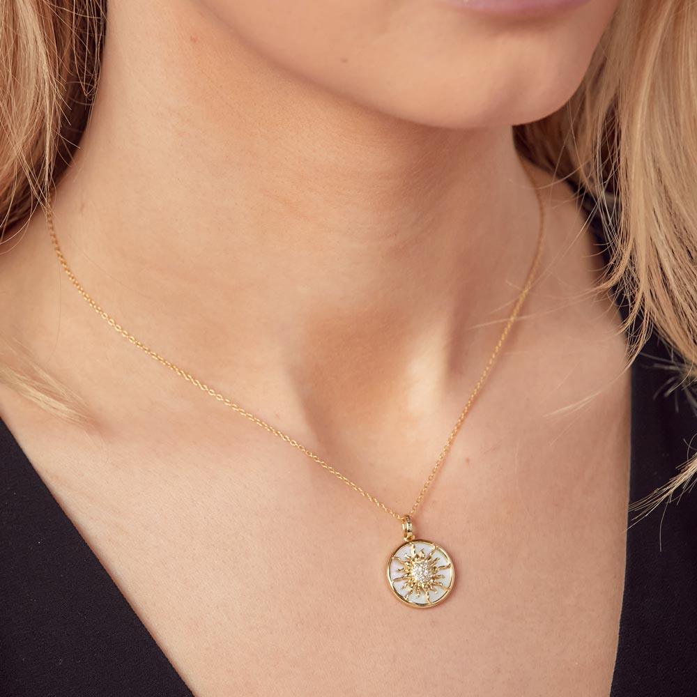 Collar de sol con circonitas cúbicas de MOP en plata de ley 925 bañado en oro - STP01776