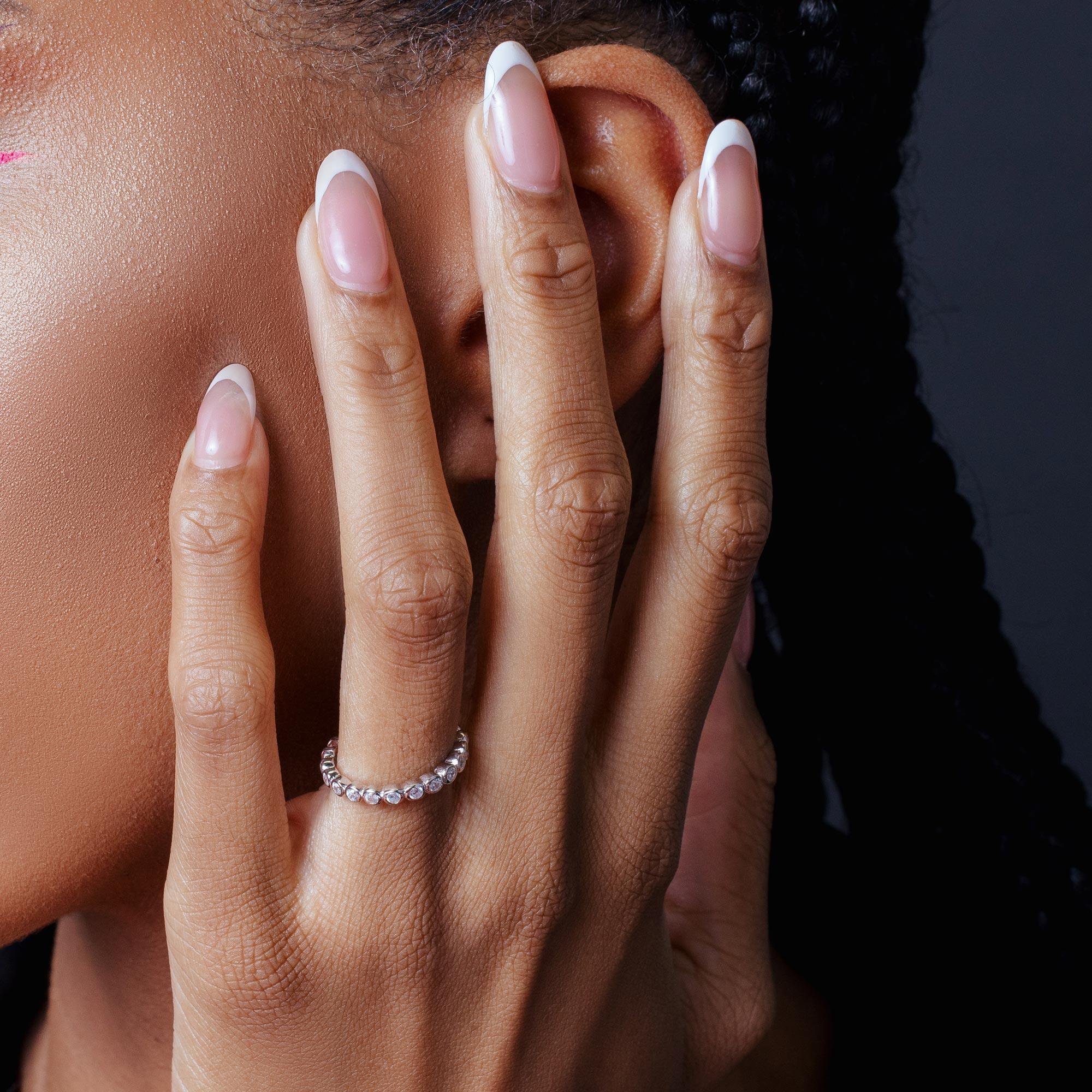 Anillo de eternidad apilable con circonita cúbica chapada en rodio de plata 925 - STR00215