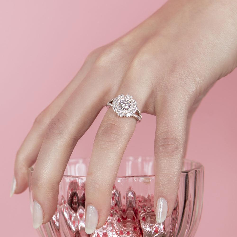 Anillo redondo con circonitas cúbicas múltiples en plata de ley 925 rodiada - STR01109