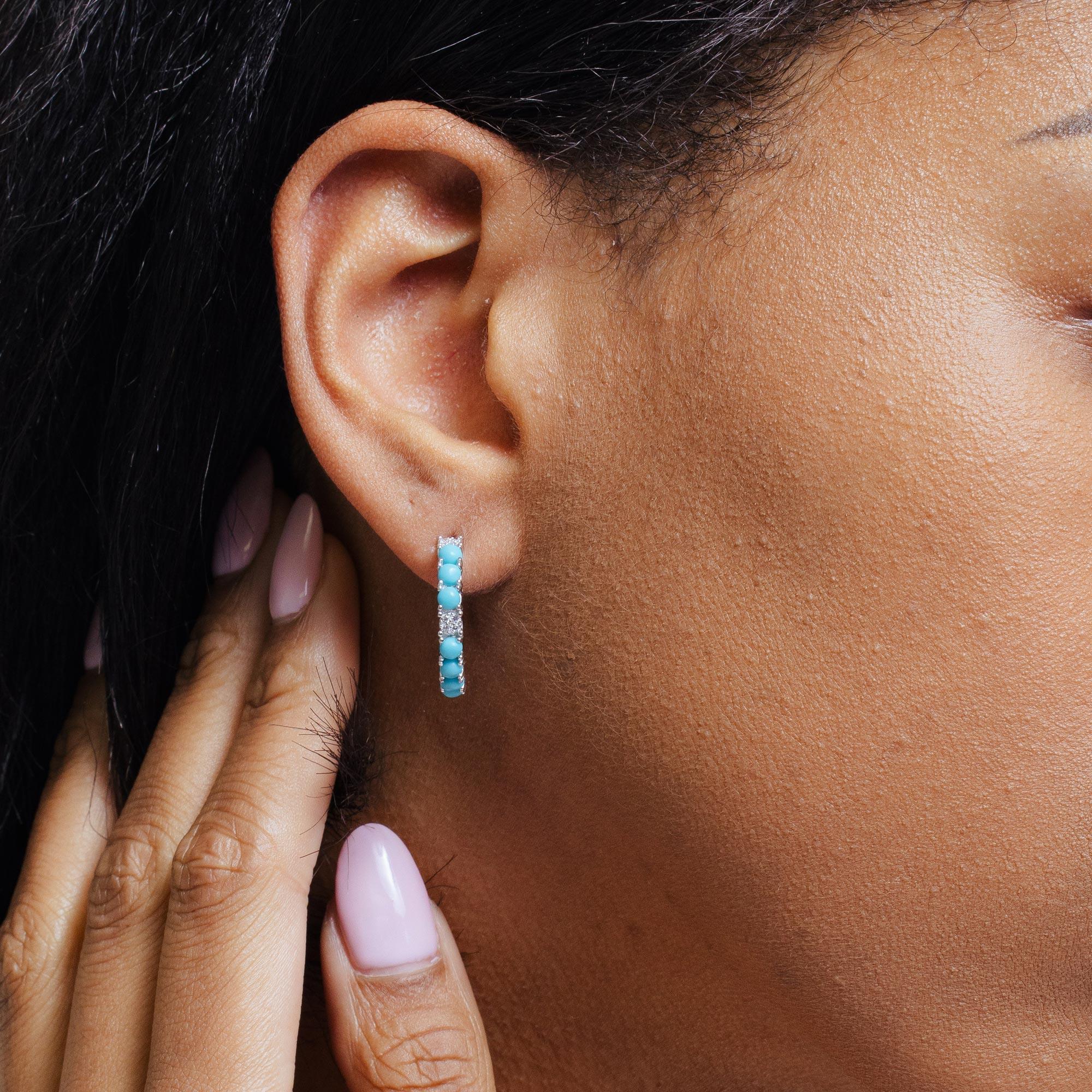 Pendiente de aro con circonita turquesa y baño de rodio en plata de ley 925 - BGE00742