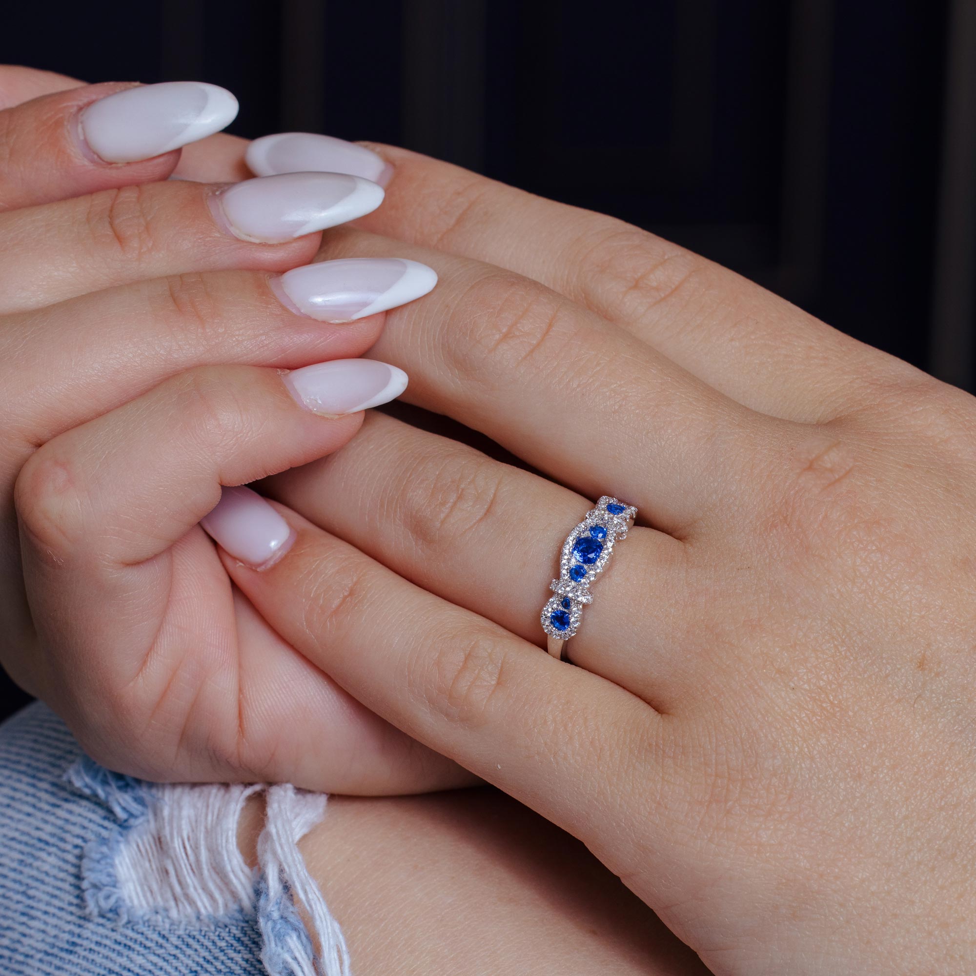 Anillo de plata de ley 925 rodiada con circonita azul anudada - BGR01112BLU