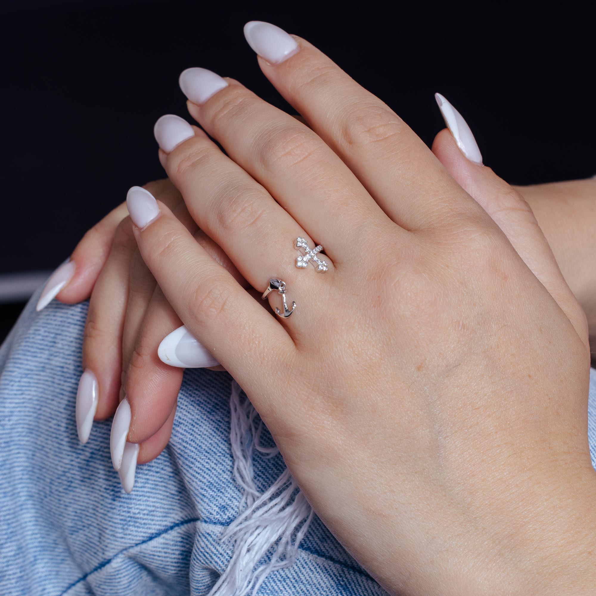 Anillo de cruz abierta y ancla de plata de ley 925 rodiada con circonita - BGR01146