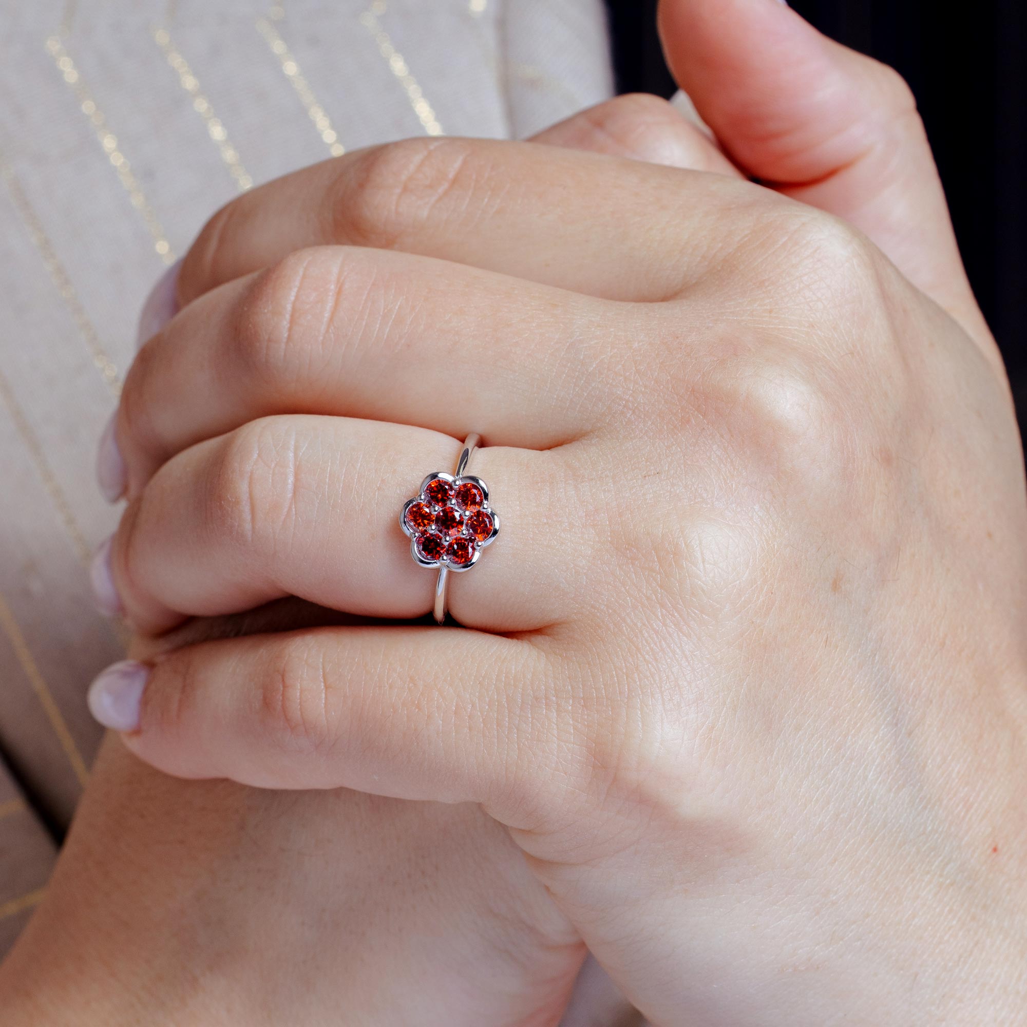 Anillo de flor de plata de ley 925 rodiada con circonita roja - BGR01152RED