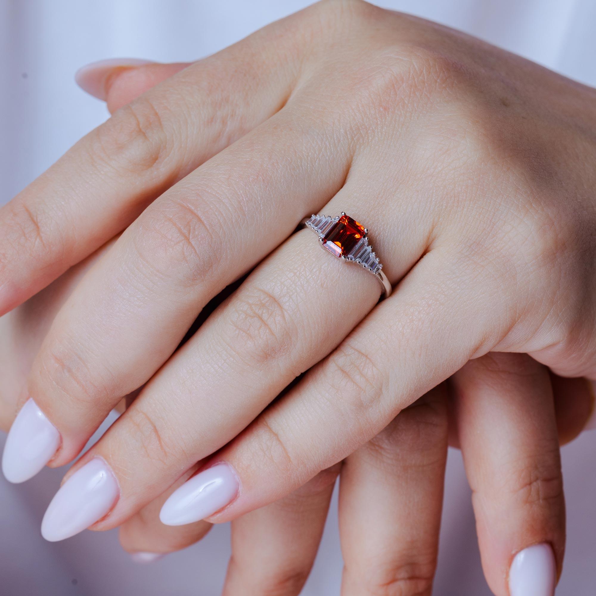 Anillo cuadrado de plata de ley 925 rodiada con circonitas transparentes y rojas - BGR01358