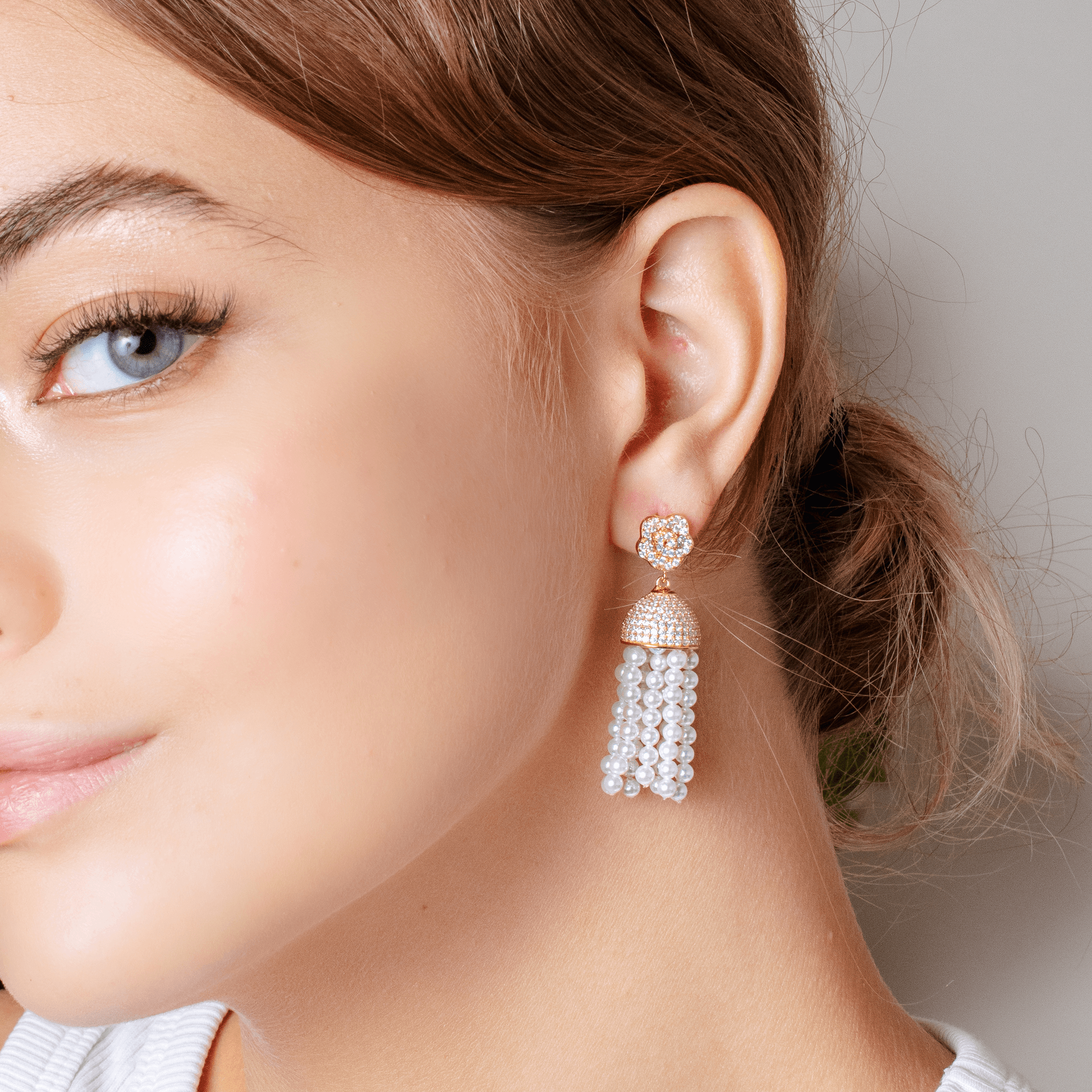 Pendientes de plata 925 chapada en oro con forma de flor con cúpula colgante de circonitas y hebras de perlas sintéticas - GME00043GP