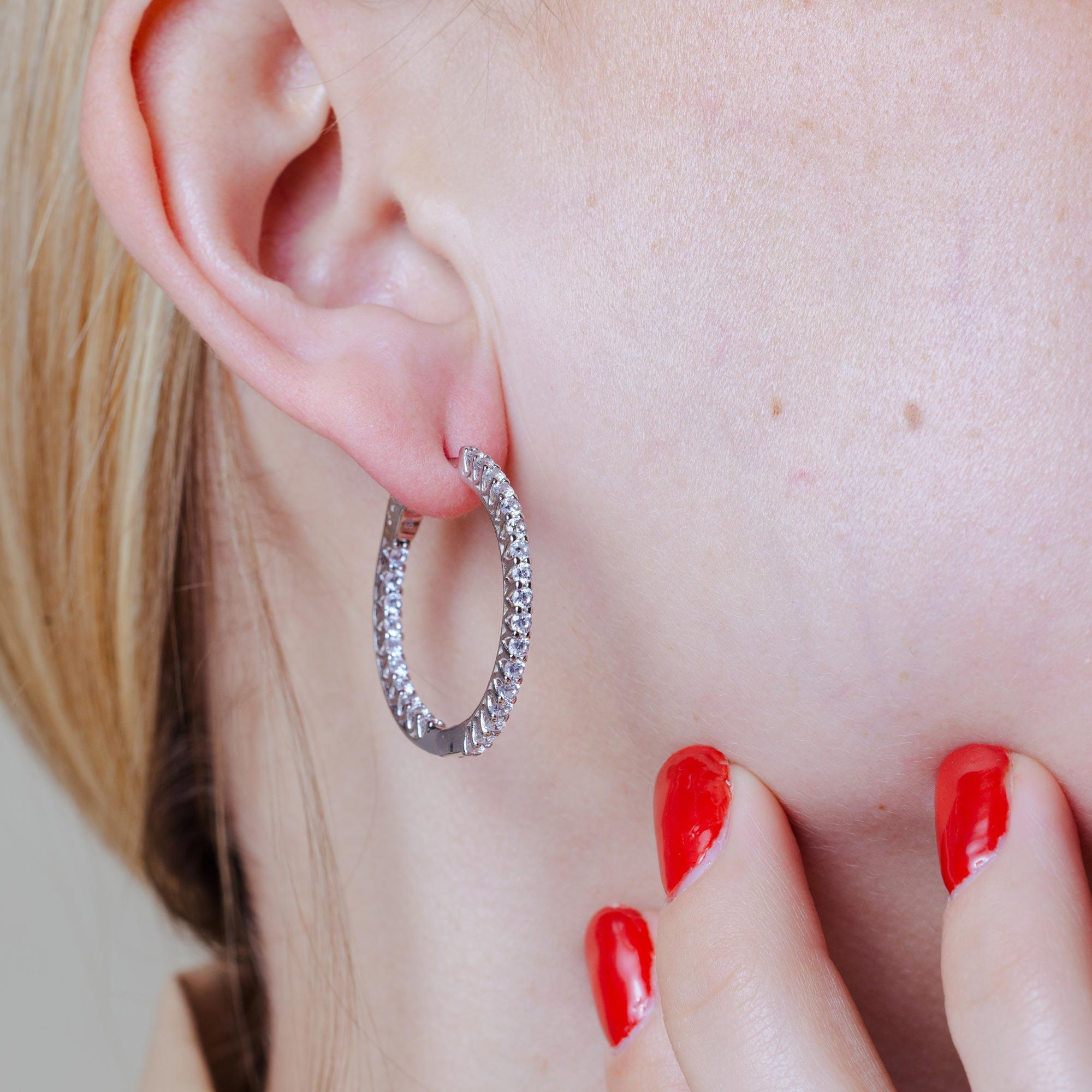 Pendiente de aro con cierre de seguridad y circonitas cúbicas de 30 mm en plata de ley 925 rodiada y con baño de rodio - STE01243