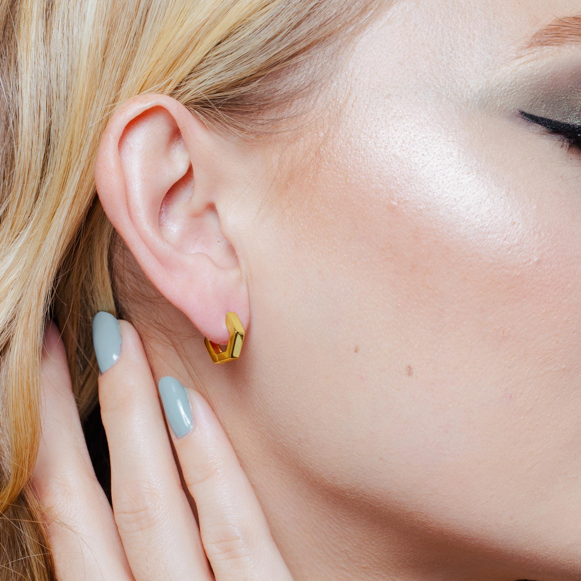 Pendiente de aro hexagonal de plata de ley bañado en oro de 11,7 mm - STE01358GP