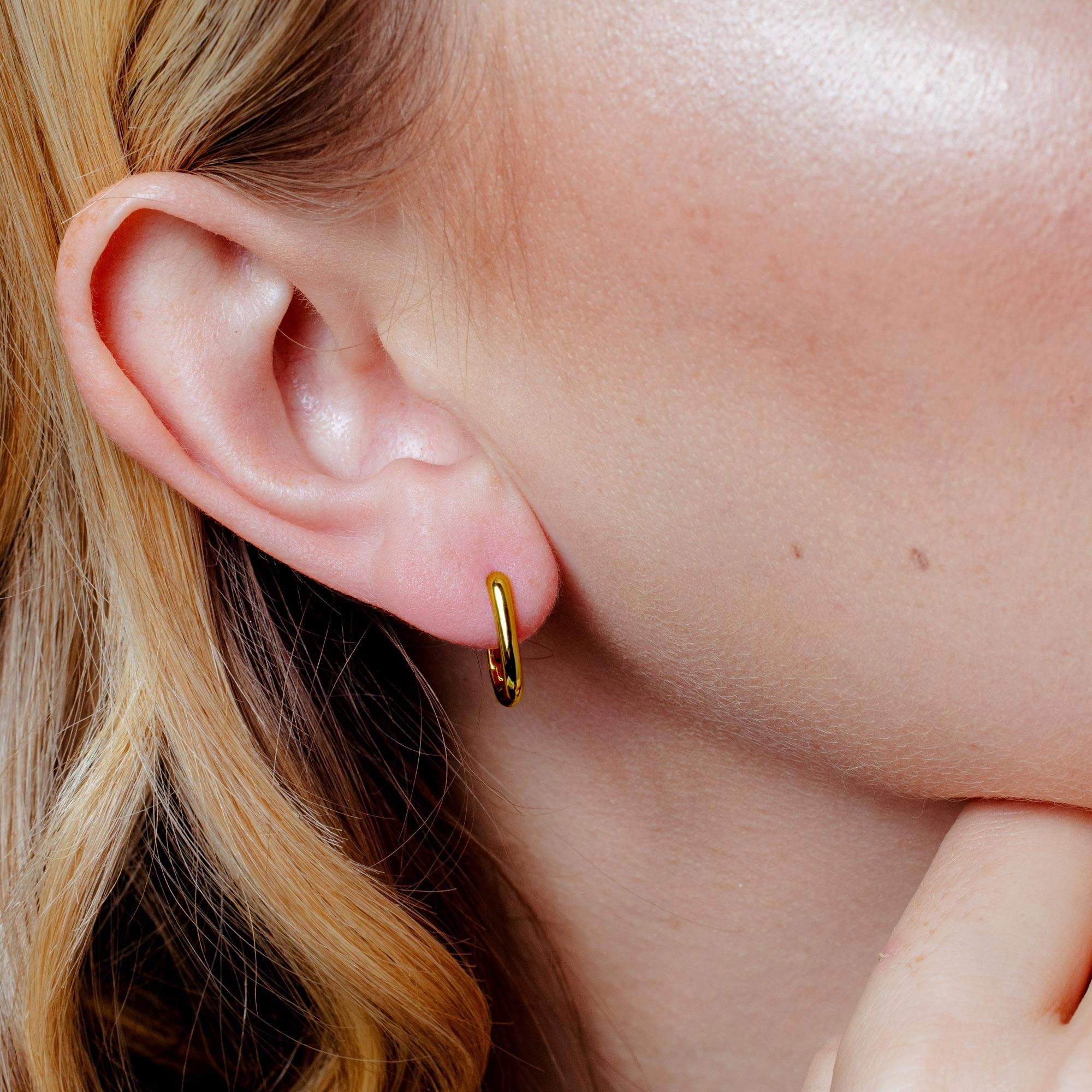 Pendiente de aro cuadrado ovalado de plata de ley bañado en oro - STE01359GP