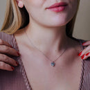 Collar de plata de ley 925 rodiada con llave y corazones de nácar - STP01757